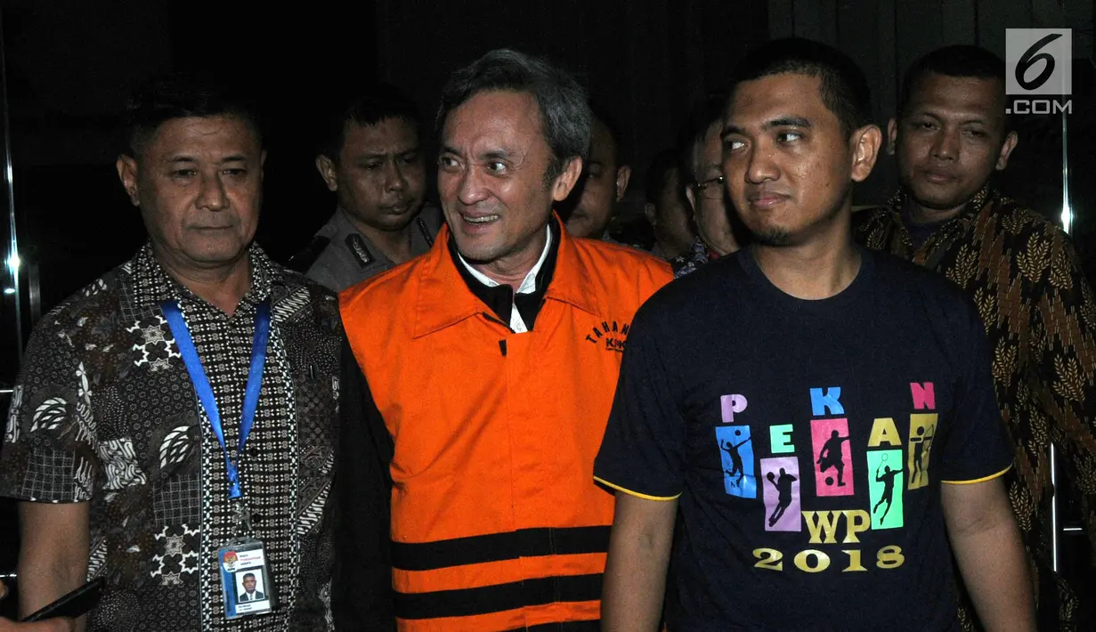 Mantan petinggi Lippo Group, Eddy Sindoro memakai rompi tahanan dikawal petugas usai menjalani pemeriksaan di gedung KPK, Jakarta, Jumat (12/10). Eddy resmi ditahan terkait kasus suap panitera PN Jakarta Pusat, Edy Nasution. (merdeka.com/Dwi Narwoko)