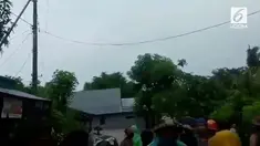 Sebuah rumah di Jeneponto, Sulawesi Selatan terseret arus banjir bandang. Warga yang melihat histeris ketakutan.