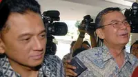 Dua Wakil Ketua KPK Bibid Samad Riyanto(kanan) dan Chandra M. Hamzah memasuki ruang Bareskrim di Mabes Polri Jakarta. Keduanya diperiksa sebagai saksi terkait tulisan testimoni Antasari Azhar.(Antara)