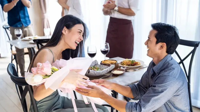 4 Persiapan Penting Sebelum Melamar Pujaan Hati, Pilihan Outfit Sampai Cincin Berlian