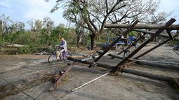 Angin topan telah menghantam pantai Bangladesh dan Myanmar dengan kekuatan badai setara kategori lima. (Photo by Sai Aung MAIN / AFP)