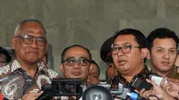 Wakil Ketua DPR RI, Fadli Zon didampingi Plt  KPK Taufiequrachman memberikan keterangan kepada wartawan usai mendatangi KPK, Jakarta, Senin (12/10/2015). Fadli Zon membahas komitmen 160 negara dalam upaya pemberantasan korupsi. (Liputan6.com/Helmi Afandi)