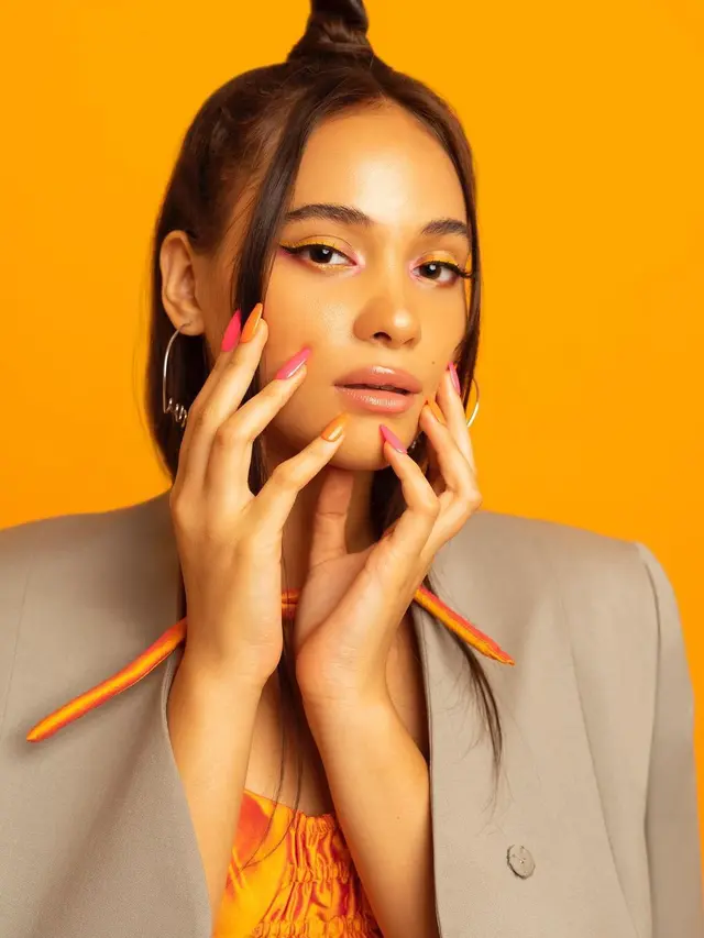 Gaya Pemotretan Aurora Ribero Dengan Nuansa Orange, Tampil Fresh. (Sumber: Instagram/auroraribero)