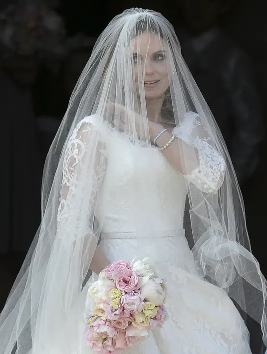 Geri Halliwell, eks personel Spice Girls, terlihat cantik dengan gaun yang disebut terinspirasi dari Kate Middleton, saat menikah dengan Christian Horner, seorang bos F1, di gereja St. Mary di Berdfordshire, Inggris, Jumat (15/5/2015) (REUTERS/Toby Melvi)