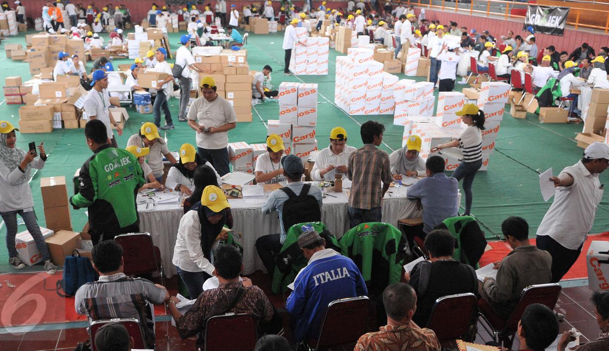Suasana saat perekrutan pengendara Go-Jek  di Hall A Basket Senayan, Jakarta, Jumat (14/8/15). Fenomena ojek online dengan aplikasi di hanphone kini banyak diminati. (Liputan6.com/Herman Zakharia)