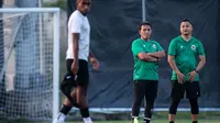 Pelatih kepala Timnas Indonesia U-17, Bima Sakti (tengah) saat memimpin official training skuad Timnas Indonesia U-17 di Lapangan Latihan A Gelora Bung Tomo, Surabaya, Minggu (12/11/2023) sore menjelang laga kedua Grup A Piala Dunia U-17 2023 menghadapi Panama yang akan berlangsung di Stadion Gelora Bung Tomo, Senin, 13 November 2023. (Bola.com/Bagaskara Lazuardi)