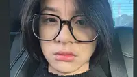 Dalam potret yang dibagikan melalui Instagram Story, Zee memamerkan selfie dirinya bare face dengan rambut bondol. Ia mengenakan atasan berwarna hitam, kacamata berbingkai hitam, cantik tanpa mengenakan makeup sekalipun. Foto: Instagram.