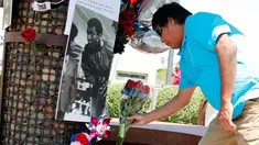 Seorang pria meletakkan karangan bunga di lokasi untuk mengenang kematian petinju legendaris Muhammad Ali, di Phoenix, Arizona, AS, Sabtu (4/6). Muhammad Ali meninggal pada usai 74 tahun setelah mendapatkan perawatan di RS. (REUTERS/Ricardo Arduengo)