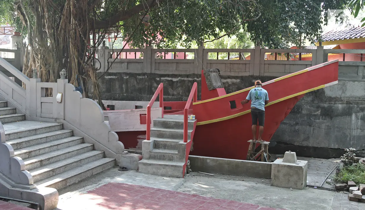 Replika perahu Laksamana Zheng He terlihat di Klenteng Sam Poo Kong, Semarang, Jumat (20/7). Kelenteng Gedung Batu Sam Poo Kong sebuah petilasan yaitu bekas tempat persinggahan pertama Laksamana Tiongkok Zheng He. (Liputan6.com/Herman Zakharia)