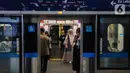 Warga saat menaiki Mass Rapid Transit (MRT) di Stasiun, Bundaran Hotel Indonesia, Jakarta, Jumat (27/12/2024). (Liputan6.com/Angga Yuniar)