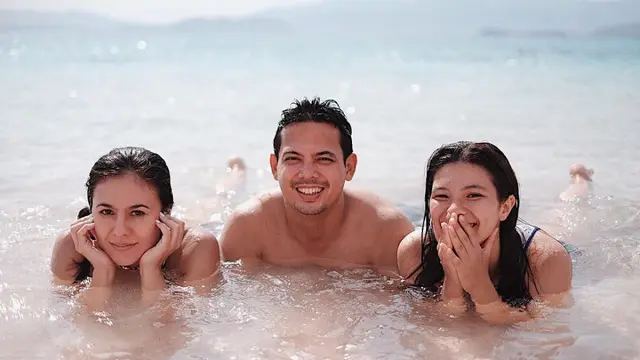 Potret Artis dengan Ayah Tirinya, Selalu Kompak