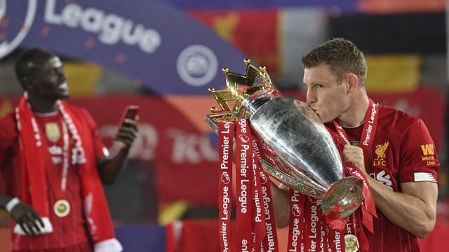 FOTO: Liverpool Angkat Trofi Liga Inggris