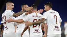 Gelandang AS Roma, Jordan Veretout bersama rekan setimnya merayakan gol ke gawang Parma dalam laga Serie A 2019-20 giornata 31 di Stadion Olimpico, Kamis (9/7/2020) dini hari WIB. AS Roma sukses mengalahkan Parma dengan skor tipis 2-1. (AP Photo/Alessandra Tarantino)
