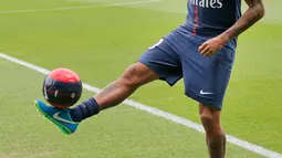 Penyerang Brasil, Neymar mengontrol bola dalam konferensi pers bersama PSG di Paris, (4/8). Paris Saint-Germain secara resmi memperkenalkan pemain baru mereka Neymar masuk ke klubnya. (AP Photo/Michel Euler)
