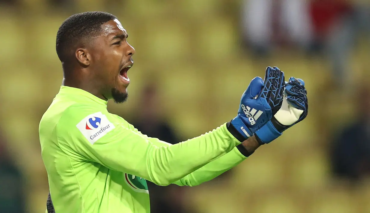 Mike Maignan memiliki kontribusi besar atas gelar juara Lille di Ligue 1 musim 2020/2021 dan memutus dominasi Paris Saint-Germain. Namun dirinya tak bisa berbuat banyak ketika Prancis lebih memilih Hugo Lloris untuk mengawal gawang mereka. (Foto: AFP/Valery Hache)