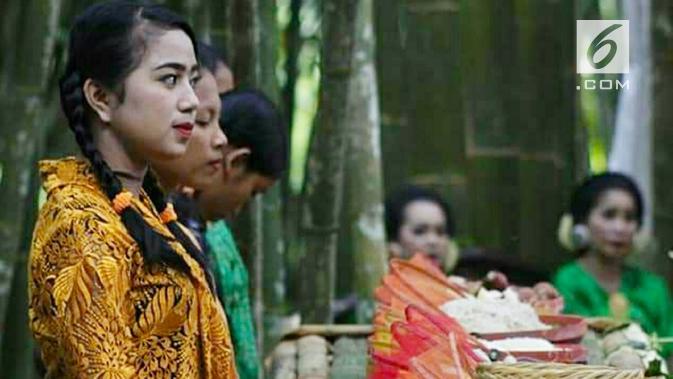 Kecantikan alami gadis-gadis tepian Sungai Mandar, menyatu dengan hutan Bambu Alu. (foto: Liputan6.com / ahmad Yusran)