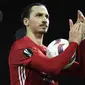 Penyerang Manchester United, Zlatan Ibrahimovic menyapa suporter usai pertandingan melawan Saint-Etienne dalam laga Liga Eropa di Olad Trafford, Inggris, (16/2). Ibrahimovic memborong tiga gol di pertandingan ini. (AFP Photo/Oli Scarff)