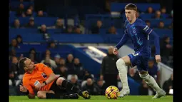 Pemain Chelsea, Cole Palmer (kanan) menggiring bola melewati wasit Stuart Attwell yang sedang terjatuh dalam laga lanjutan Liga Inggris 2024/2025 melawan West Ham di Stamford Bridge, London, Inggris, Selasa (04/02/2025) WIB. (AFP/Adrian Dennis)