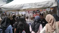 Pengunjung mengerubungi salah satu gerai yang terdapat di Festival Little Tokyo kawasan Blok M, Jakarta, Minggu (23/6/2019). Festival Little Tokyo menghadirkan berbagai jenis kuliner dan kebudayaan Jepang. (Liputan6.com/Faizal Fanani)