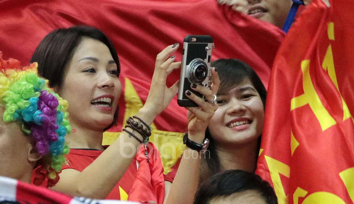 Fans cantik Vietnam sibuk mengabadikan momen laga semifinal AFF Cup 2016 antara Indonesia melawan Vietnam di Stadion Pakansari, Bogor, (03/12/2016). (Bola.com/Nicklas Hanoatubun)