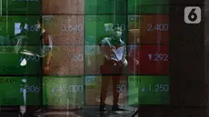 Aktivitas pekerja di depan layar Indeks Harga Saham Gabungan (IHSG) di BEI, Jakarta, Senin (3/1/2022). Pada pembukan perdagagangan bursa saham 2022 Indeks Harga Saham Gabungan (IHSG) langsung menguat 7,0 poin atau 0,11% di level Rp6.588,57. (Liputan6.com/Angga Yuniar)