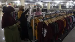 Warga memilih pakaian di salah satu pusat perbelanjaan di Jakarta, Rabu (25/3/2021). Senior Financial Planner Aidil Akbar Madjid mengatakan program yang digulirkan pemerintah dalam pemulihan ekonomi nasional harus seiring dengan upaya mendongkrak daya beli masyarakat. (Liputan6.com/Johan Tallo)