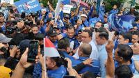 Anies Baswedan menyambangi Markas DPP Partai Demokrat, Jakarta Pusat, Kamis (2/3/2023). Kedatangan Anies langsung disambut Ketum Demokrat Agus Harimurti Yudhoyono (AHY) dan para kader. (Liputan6.com/Winda Nelfira)