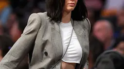Model Kendall Jenner meninggalkan lapangan usai menyaksikan pertandingan NBA antara Los Angeles Lakers dan Los Angeles Clippers di Los Angeles, AS (19/10). Kendall tampil cantik dan seksi dengan busana yang dikenakannya. (AP Photo / Mark J. Terrill)