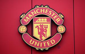 Logo Manchester United atau MU di Stadion Old Trafford. (Oli SCARFF / AFP)