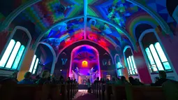 Anggota Gereja Ganja Internasional dihibur dengan pertunjukan musik selama perayaan Hari Ganja Sedunia atau lebih dikenal dengan 4/20 di Denver, Colorado, AS, Jumat (20/4). Gereja ini terdiri dari multi agama. (AFP PHOTO/Jason Connolly)