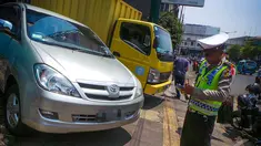 Petugas Dinas Perhubungan dibantu Polantas merazia kendaraan yang parkir liar di kawasan Glodok, Jakarta,(9/9/2014) (Liputan6.com/Faizal Fanani)