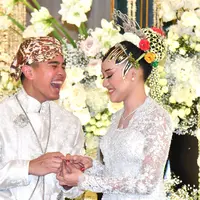 Putra bungsu Presiden Joko Widodo, Kaesang Pangarep, memasangkan cincin nikah di jari sang istri, Erina Gudono seusai akad nikah di Pendopo Agung Kedaton Ambarrukmo, Royal Ambarrukmo, Sleman, DI Yogyakarta, Sabtu (10/12/2022). Sejumlah pejabat dan tokoh hadir ikut menyaksikan momen sakral tersebut. (FOTO: Agus Suparto/Biro Pers Istana Kepresidenan)