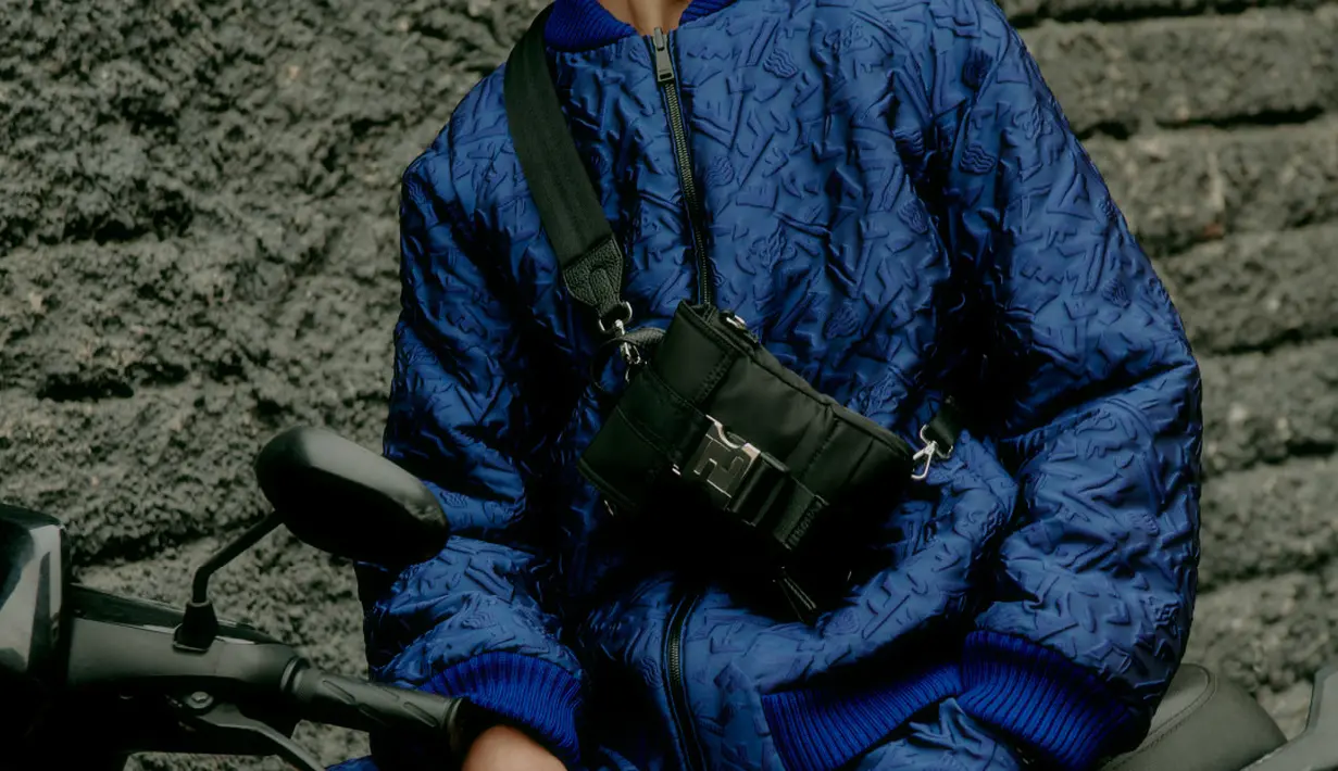 Hadir dalam berbagai warna, dari kuning Fendi yang ikonik hingga hitam abadi dan biru kobalt, agar sesuai dengan lemari pakaian yang berbeda. (Fendi).