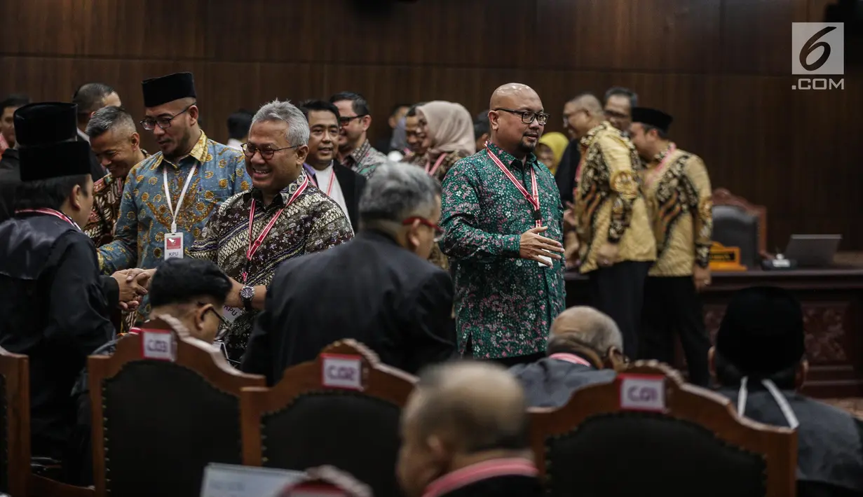 Komisioner KPU RI Arief Budiman selaku pihak terkait mengikuti sidang putusan sengketa hasil Pilpres 2019 di Gedung Mahkamah Konstitusi, Kamis (27/6/2019). Sidang yang dimohonkan Prabowo Subianto-Sandiaga Uno itu beragendakan pembacaan putusan oleh majelis hakim MK. (Liputan6.com/Faizal Fanani)