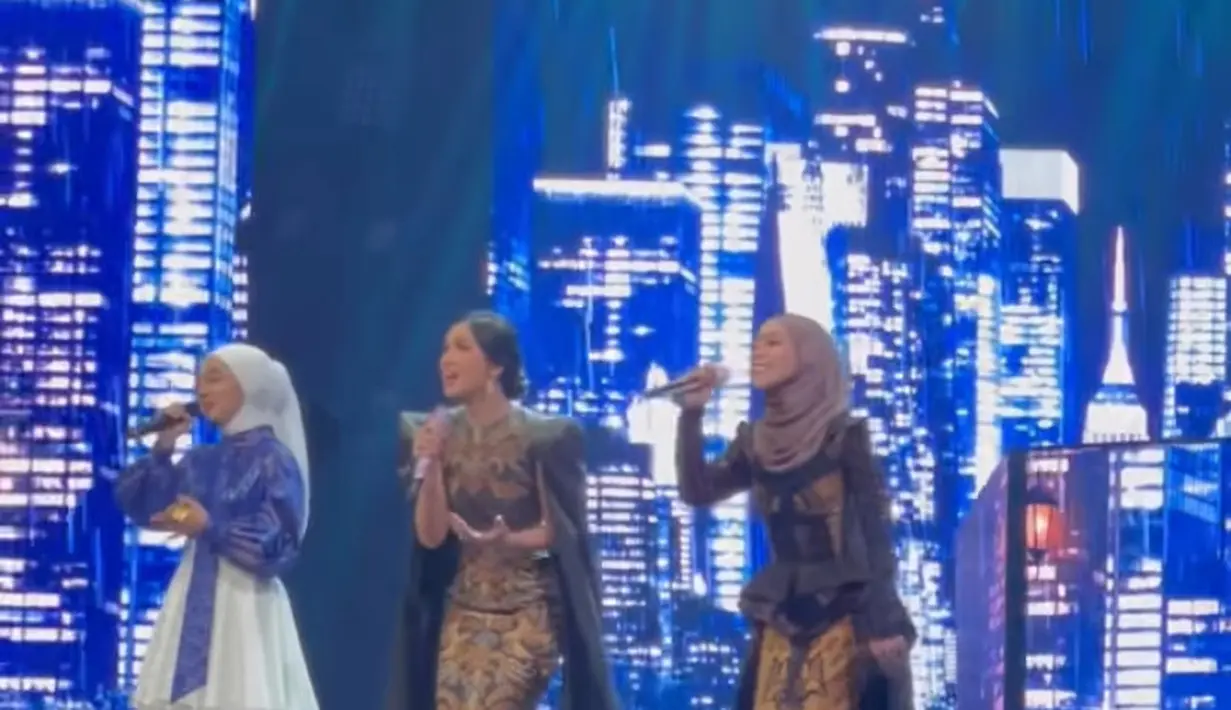 Lesti Kejora hadir dengan gaun batik dengan aksen hitam pada bagian lengan dan trainnya. Dipadukan kerudung coklat. [@wanda_haraa]