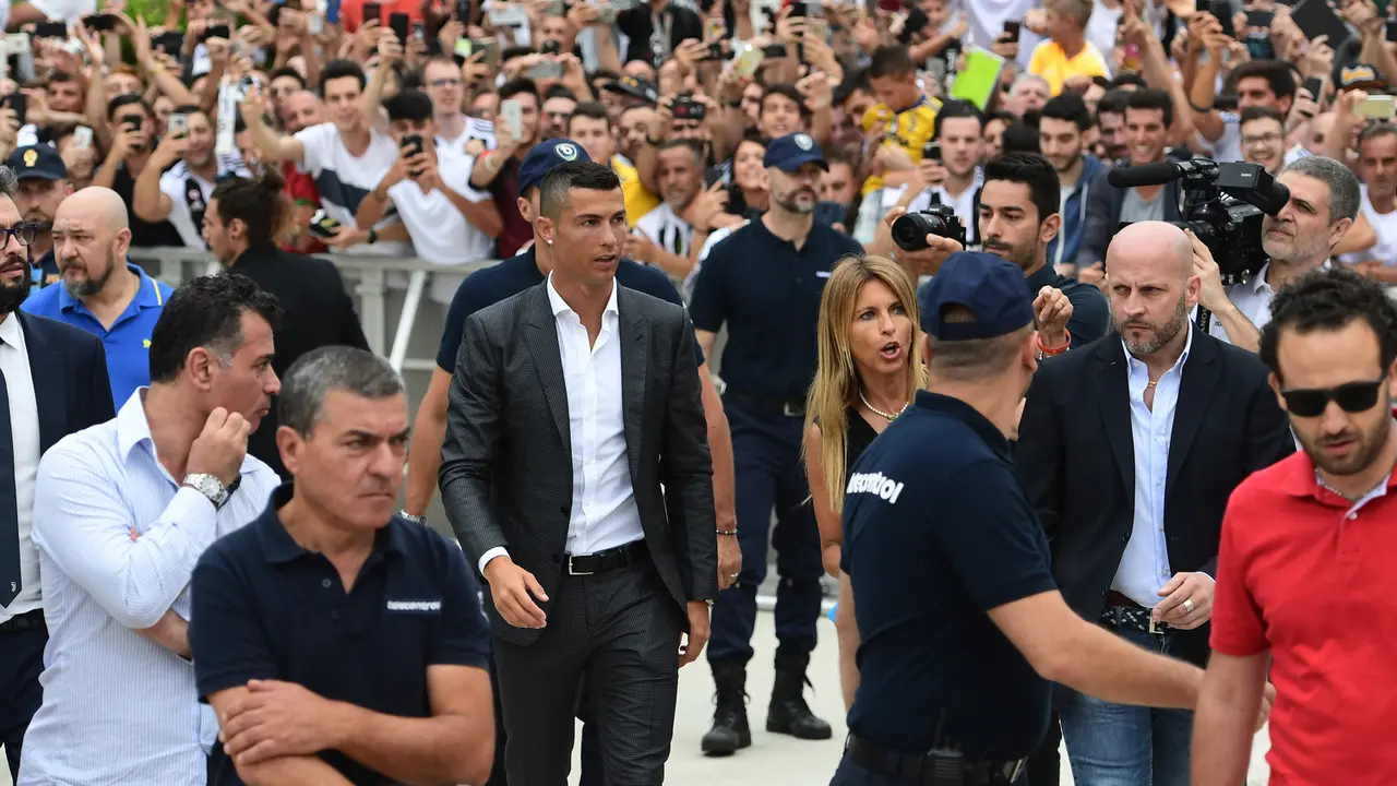 FOTO: Suporter Juventus Sambut Kedatangan Cristiano Ronaldo