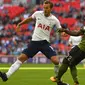 Striker Tottenham, Harry Kane, berebut bola dengan gelandang Juventus, Kwadwo Asamoah, pada laga persahabatan di Stadion Wembley, London, Sabtu (5/8/2017). Tottenham menang 2-0 atas Juventus. (AFP/Olly Greenwood)