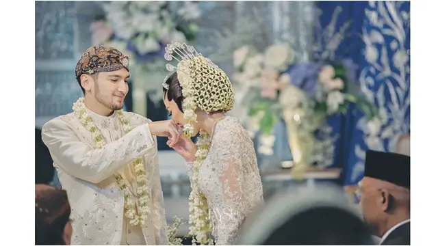 6 Potret Keluarga Kecil Aditya Trihatmanto dan Kezia Toemion, Cucu Penerus Cendana