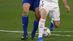 Pemain Cadiz Juan Cala (kiri) memperebutkan bola dengan pemain Real Madrid Dani Carvajal pada pertandingan La Liga Spanyol di Stadion Ramon Carranza, Cadiz, Spanyol, Rabu (21/42021). Real Madrid menang 3-0. (AP Photo/Jose Breton)