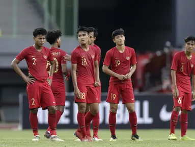Pemain Timnas Indonesia U-19 tampak kecewa usai kalah melawan Timnas Iran U-19 pada laga uji coba di Stadion Patriot Chandrabhaga, Bekasi, Sabtu (7/9). Indonesia kalah 2-4 atas Iran. (Bola.com/Yoppy Renato)