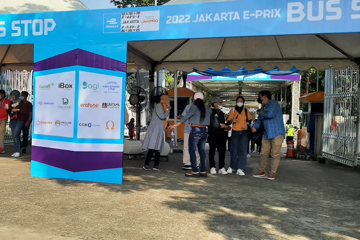 Penonton ajang balapan mobil listrik Formula E mulai membanjiri kawasan JIEXPO Kemayoran Jakarta Pusat, Sabtu(4/6/2022) (Liputan6.com/Ady Anugrahadi)