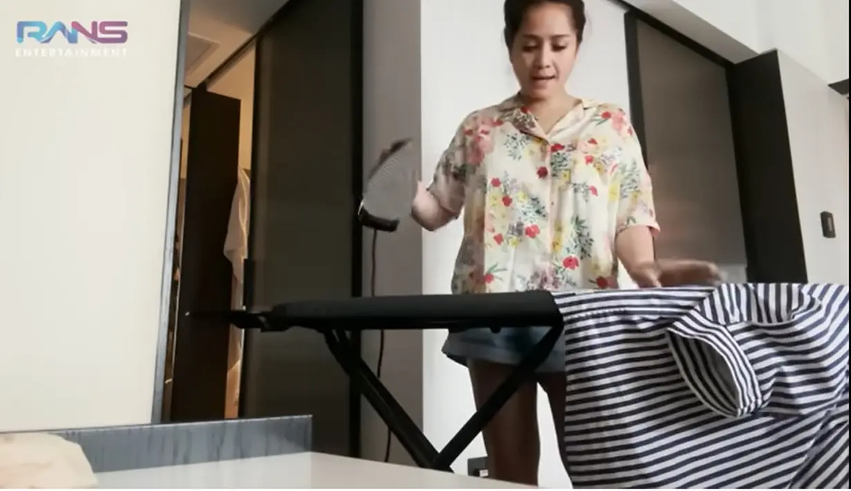 Keesokan harinya, sebelum jalan-jalan Gigi yang dikenal kaya sejak lahir itu juga menyetrika sendiri beberapa pakaiannya. [Youtube/Rans Entertainment]
