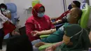 Warga mendonorkan darahnya di PMI Kota Tangerang, Sabtu (12/3/2022). PMI Kota Tangerang terus berupaya melakukan kegiatan donor darah, untuk memenuhi stok yang saat ini masih belum stabil menjelang bulan puasa atau Ramadhan . (Liputan6.com/Angga Yuniar)