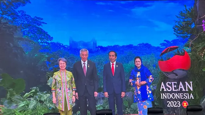 <p>Presiden Jokowi dan Ibu Iriana menyambut Perdana Menteri Singapura Lee Hsien Loong dan istri Ho Ching sebelum KTT ke-43 ASEAN dimulai di Plenary Hall, JCC, Jakarta, Selasa (5/9/2023). (Liputan6/Benedikta Miranti)</p>
