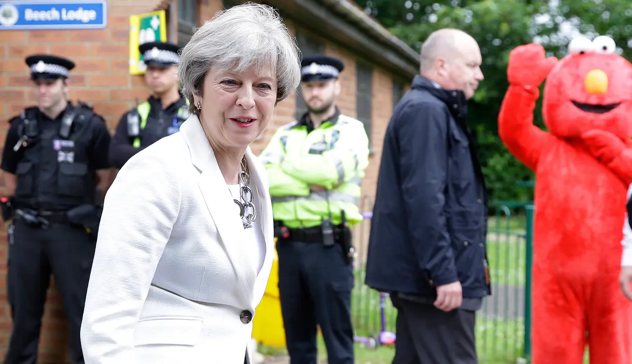 Perdana Menteri (PM) Inggris Theresa May seusai memberikan suaranya di TPS Kota Maidenhead, Kamis (8/6). Sebanyak 650 anggota parlemen Westminster akan dipilih, dengan sekitar 46,9 juta orang terdaftar untuk memilih. (AP Photo/Alastair Grant)