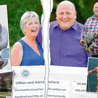 Uang memang bisa membeli dunia. Namun tak bisa membeli kebahagiaan. Gara-gara uang banyak, keluarga ini tak lagi utuh. Menyedihkan.