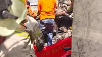 Petugas Pemadam Kebakaran mengevakuasi jenazah korban usai peristiwa kebakaran dan ledakan tabung gas di wilayah Gandul, Cinere, Depok. (Istimewa)