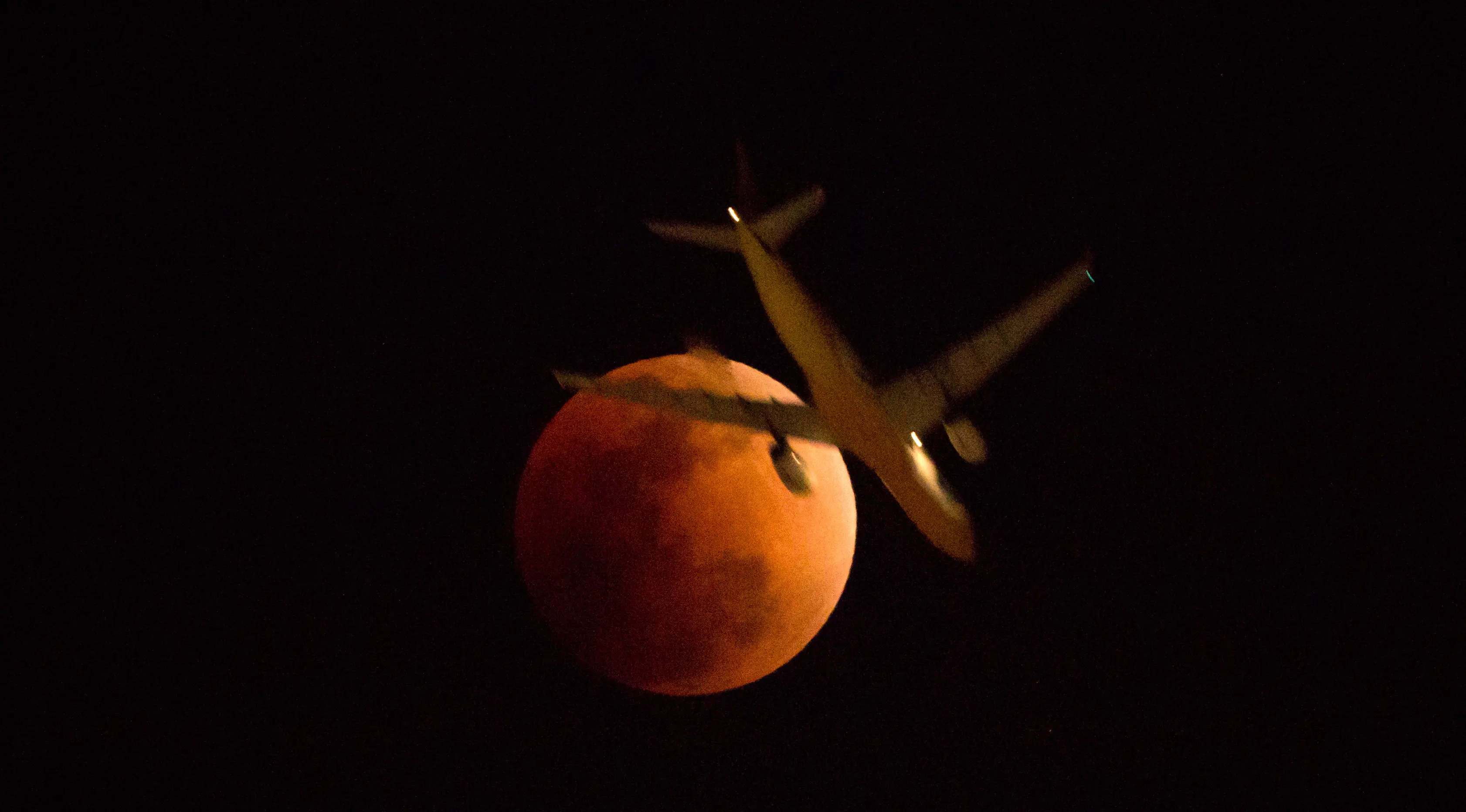 Pemandangan ketika pesawat terbang melintasi supermoon di Hong Kong, Rabu (31/1). (AP Photo / Kin Cheung)