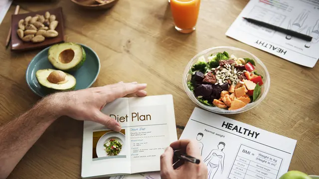 Seorang laki-laki sedang menyusun rencana diet (Foto Dok: Freepik/rawpixel.com)