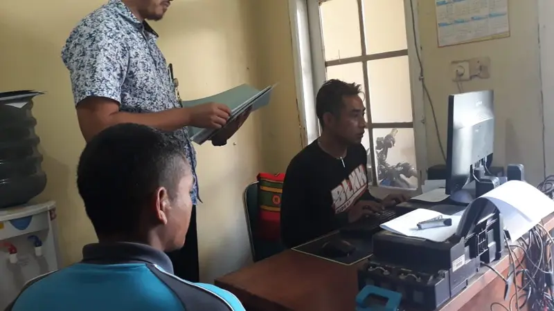 Pelaku AR, tengah melakukan pemeriksaan intensif di kantor Mapolsek Tarogong Kidul